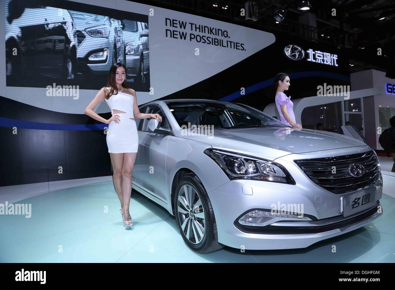 Peking, China. 17. Oktober 2013. Eine neue Energry-Automobil-Ausstellung im China National Convention Center in Peking am Donnerstag, 17. Oktober 2013 statt. © TopPhoto/Alamy Live-Nachrichten Stockfoto