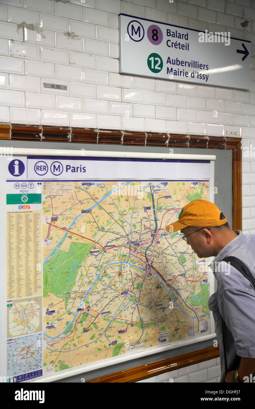 Paris Frankreich, Europa, Französisch, 1. Arrondissement, Concorde Metro Station Line 1 8 12, U-Bahn, Zug, öffentlicher Nahverkehr, Passagiere Fahrer, Stockfoto