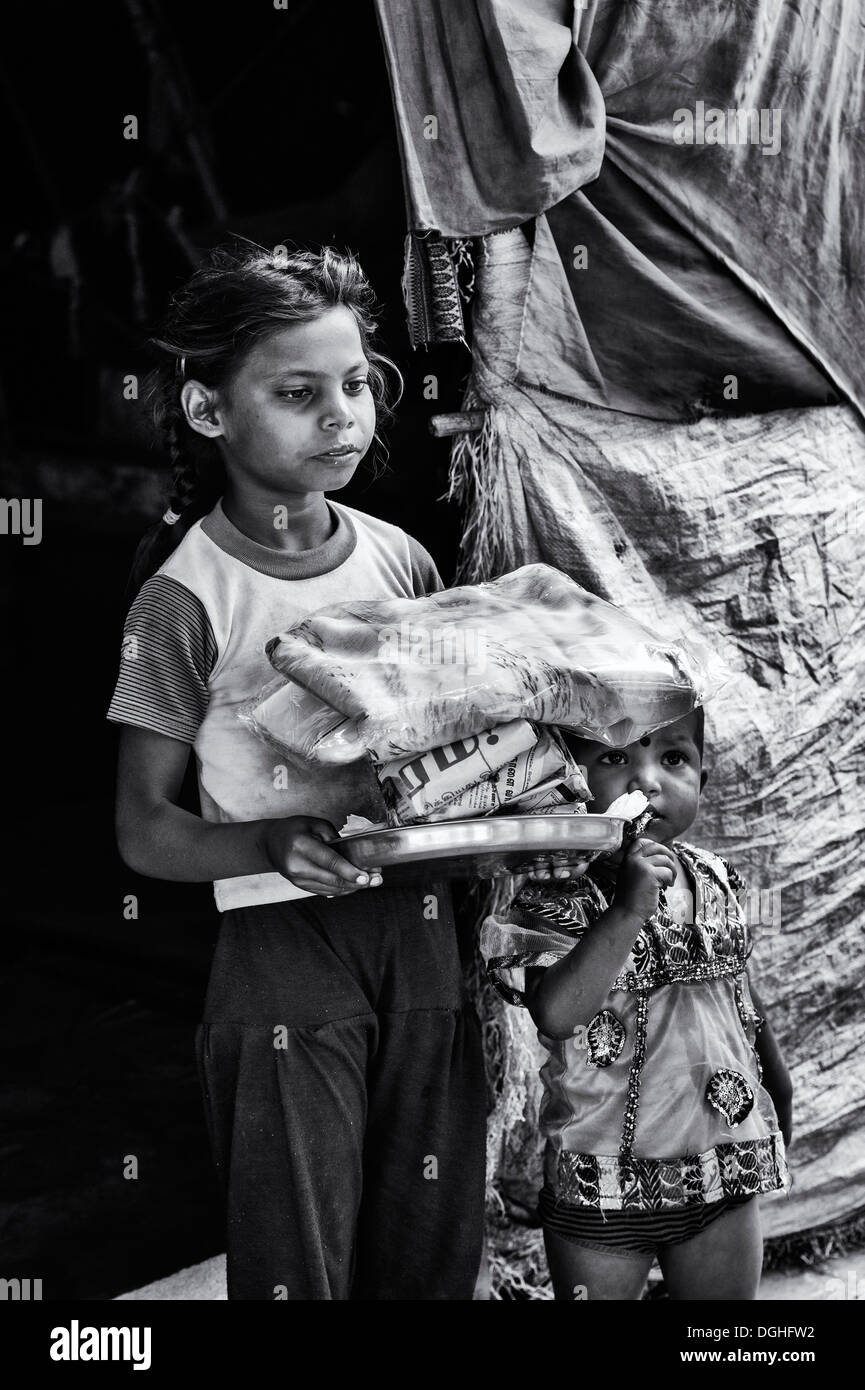 Armen niedrigere Kaste Inderin erhalten freie Kost und Kleidung außerhalb ihrer Bender / Zelt.  Andhra Pradesh, Indien. Monochrom Stockfoto