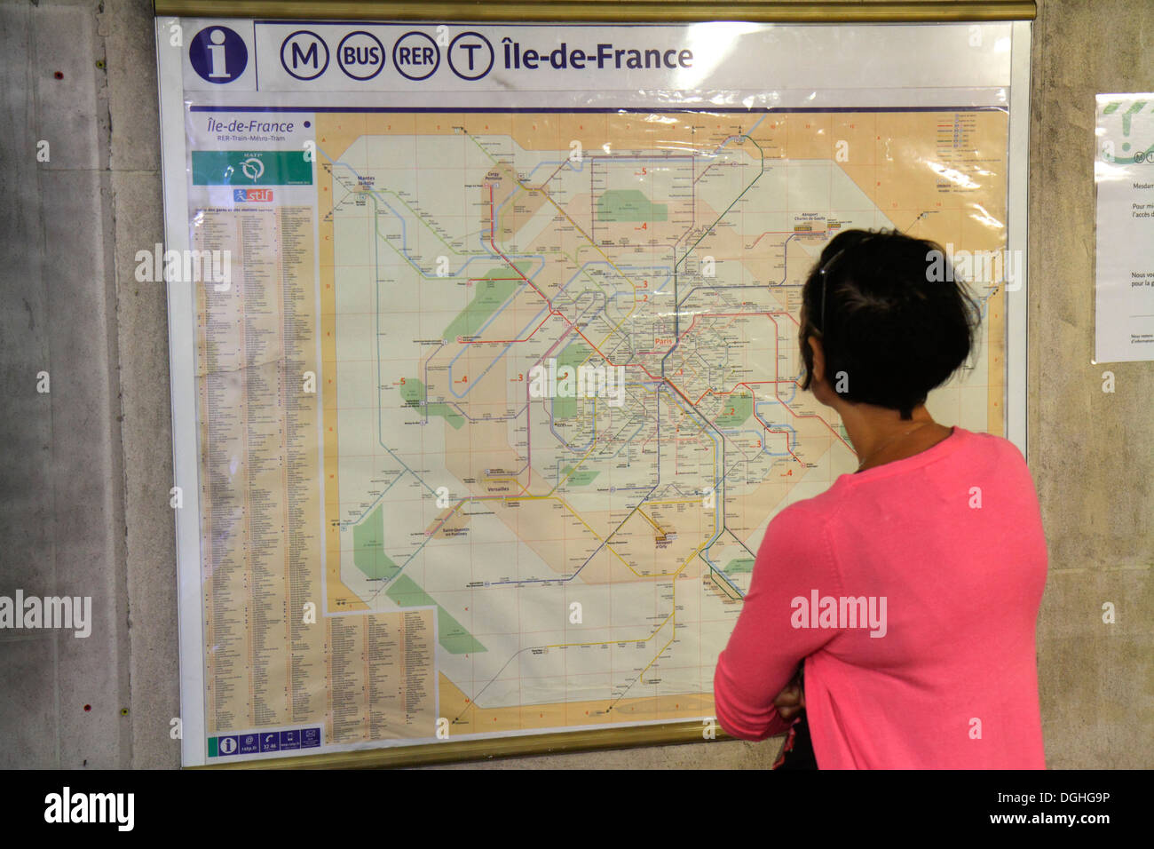 Paris Frankreich, 1. Arrondissement, Tuileries Metro Station Line 1, U-Bahn, Zug, Autobahn Route Map, Ile-de-France, Frankreich130818119 Stockfoto