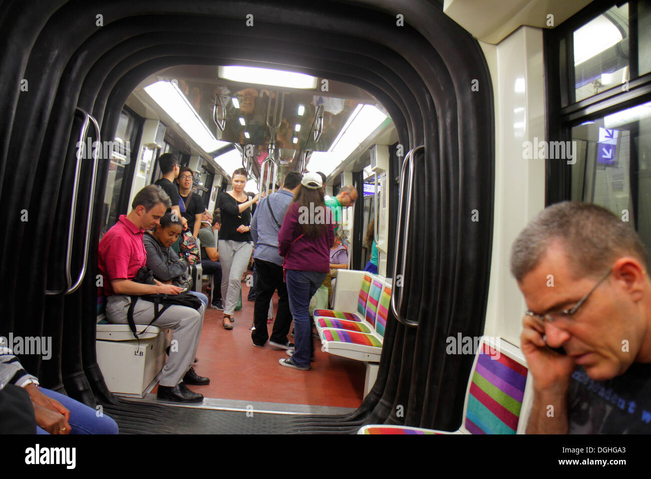 Paris Frankreich, Europa, Französisch, 1. Arrondissement, Tuileries Metro Station Line 1, U-Bahn, Zug, öffentlicher Nahverkehr, Kabine für Zugautos, Fahrer, Passagier Stockfoto