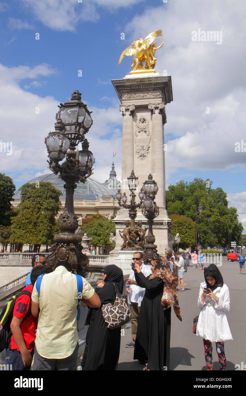 Paris Frankreich, seine, Pont Alexandre III, Brücke, Jugendstillampen, vergoldete Statue, galleries nationales du Grand Palais, Grand Palais National Galleries Stockfoto