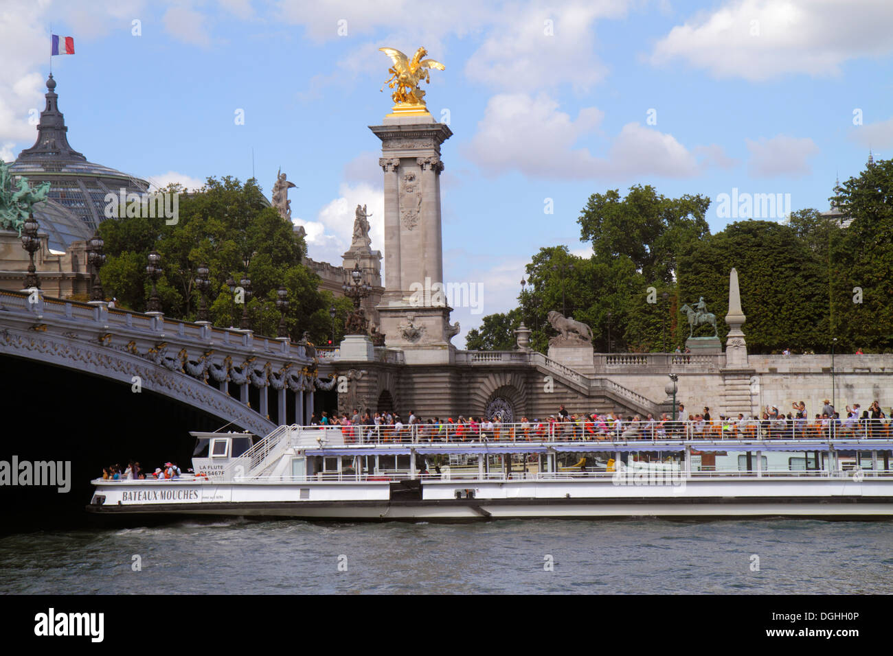Paris Frankreich, seine, La Rive Gauche, Left Bank, Pont Alexandre III, Brücke, Bateau Mouche, Kreuzfahrt-Boot, galerien nationales du Grand Palais, Grand Palais Stockfoto