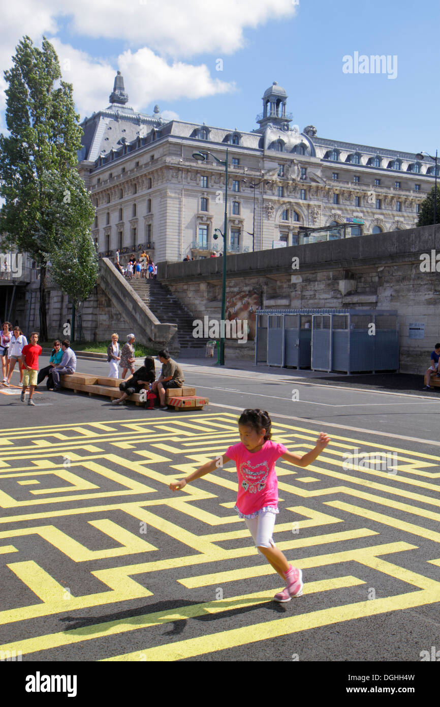 Paris Frankreich, seine Fluss, La Rive Gauche, linkes Ufer, Berge de seine, riesiges Labyrinth, asiatische Mädchen Mädchen, Youngster, weibliche Kinder Frankreich130819093 Stockfoto