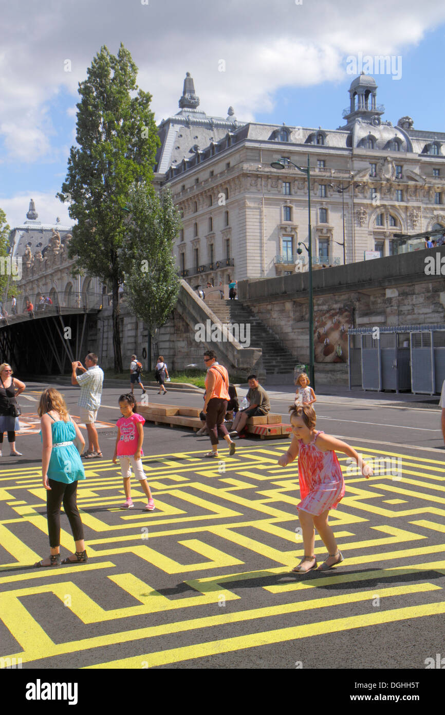 Paris Frankreich, seine, La Rive Gauche, Left Bank, Berge de seine, riesiges Labyrinth, asiatische Mädchen, Youngster, weibliche Kinder Frankreich130819096 Stockfoto