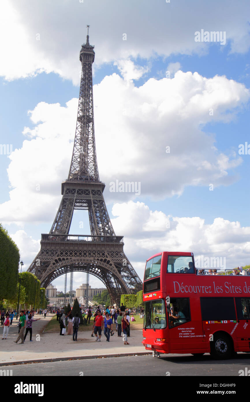 Paris Frankreich,7. Arrondissement,Parc du Champs de Mars,Avenue Joseph Bouvard,Eiffelturm,Doppeldeckerbus,Reisebus,Charter,rot,Frankreich130819129 Stockfoto
