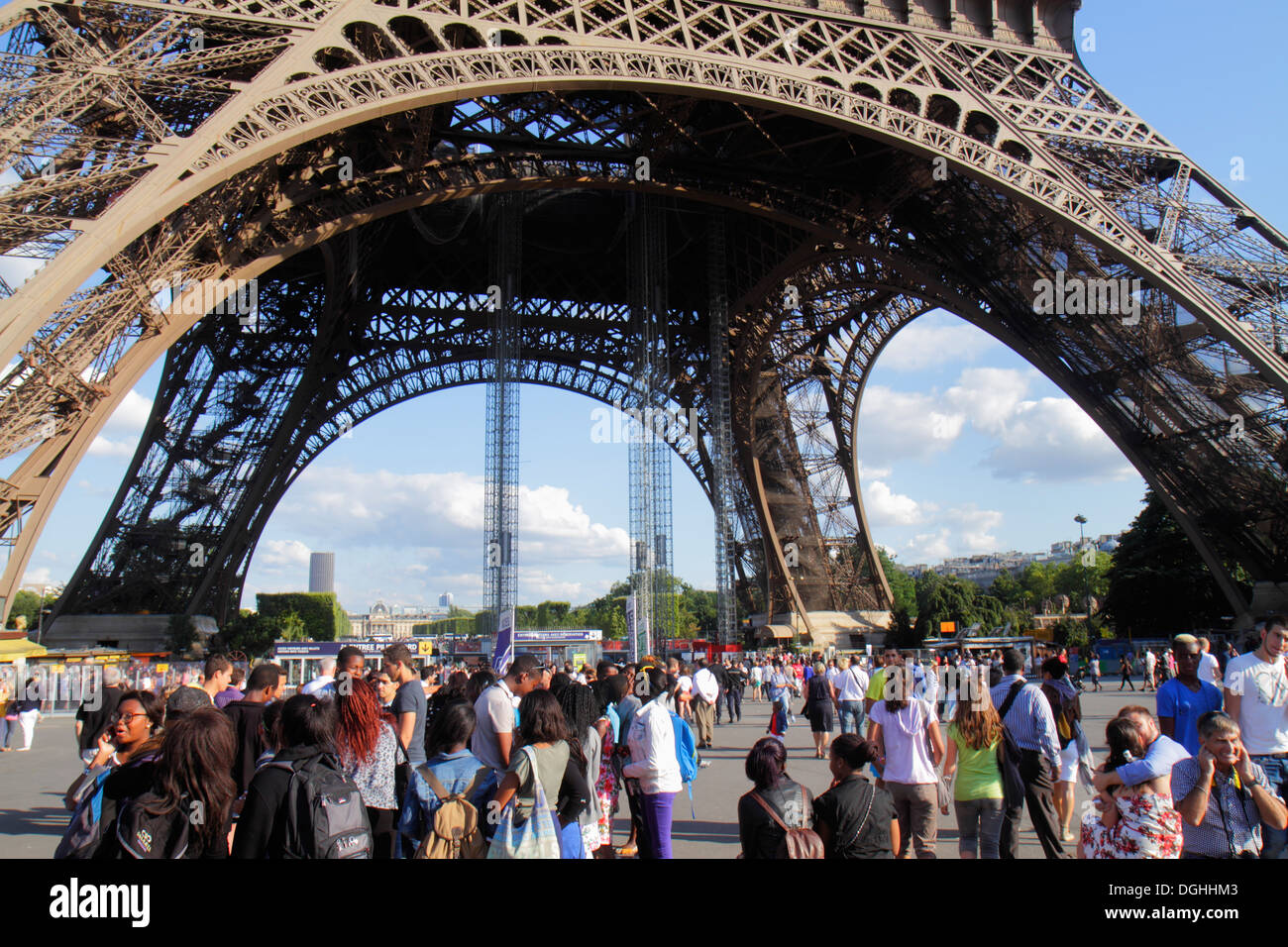 Paris Frankreich,7. Arrondissement,Eiffelturm,Basis,Menschenmassen,Menschenmassen,Beine,Säulen,Linie,Schlange,Frankreich130819152 Stockfoto