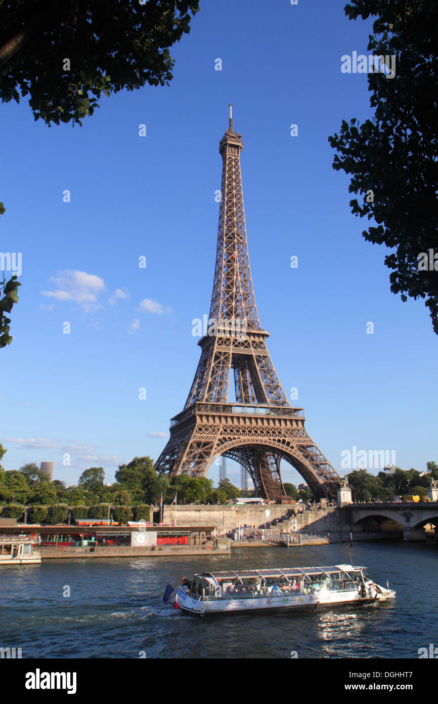 Paris Frankreich, seine, Pont d'Iéna, Jenaer Brücke, Eiffelturm, Bateau Mouche, Kreuzfahrt-Boot, Blick auf das linke Ufer, Frankreich130819175 Stockfoto