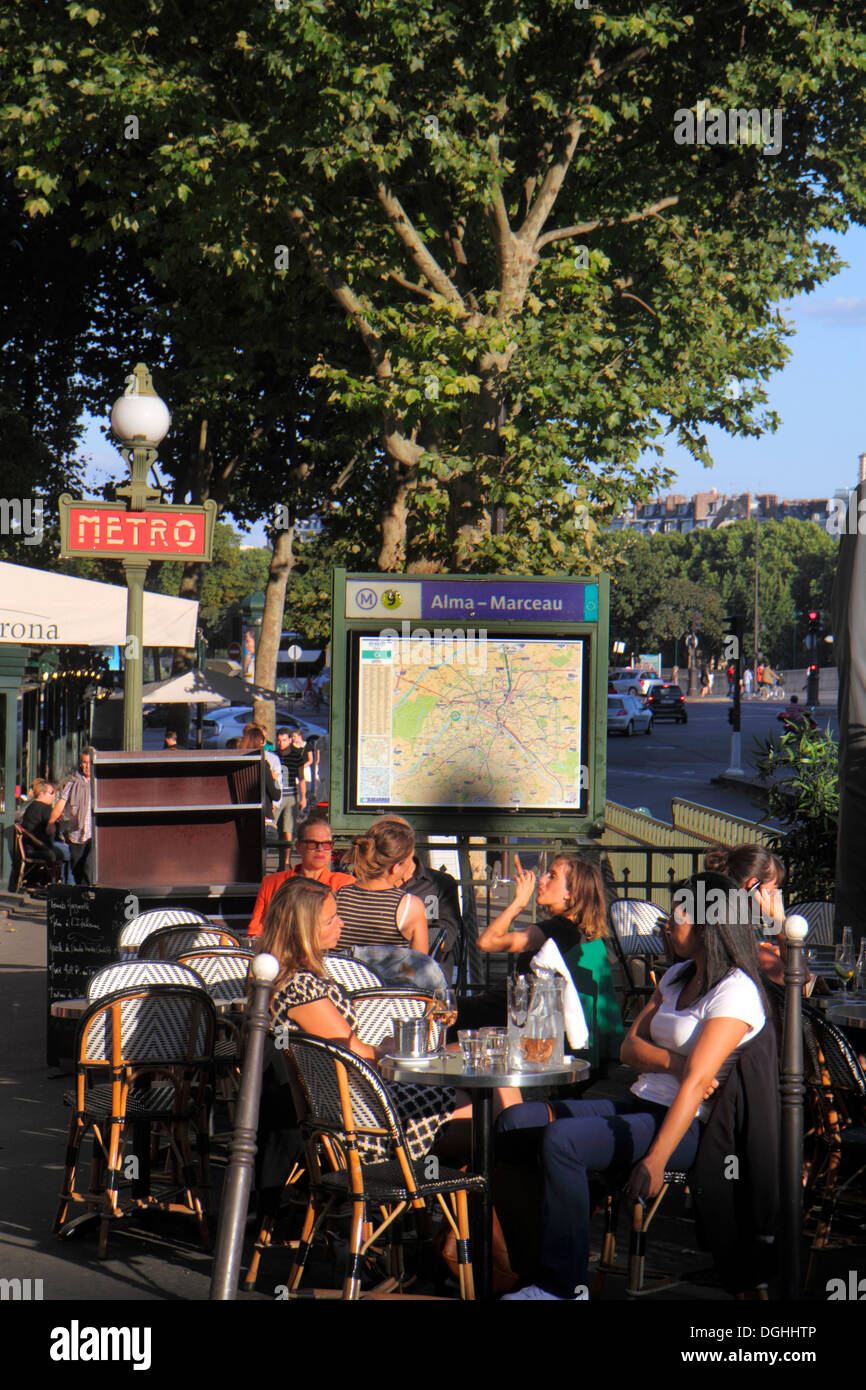 Paris Frankreich, Europa, Frankreich, 8. Arrondissement, Place Alma, U-Bahn-Station Alma Marceau Linie 9, U-Bahn, Zug, öffentliche Verkehrsmittel, Schild, Logo, Erwachsene, Erwachsene, w Stockfoto