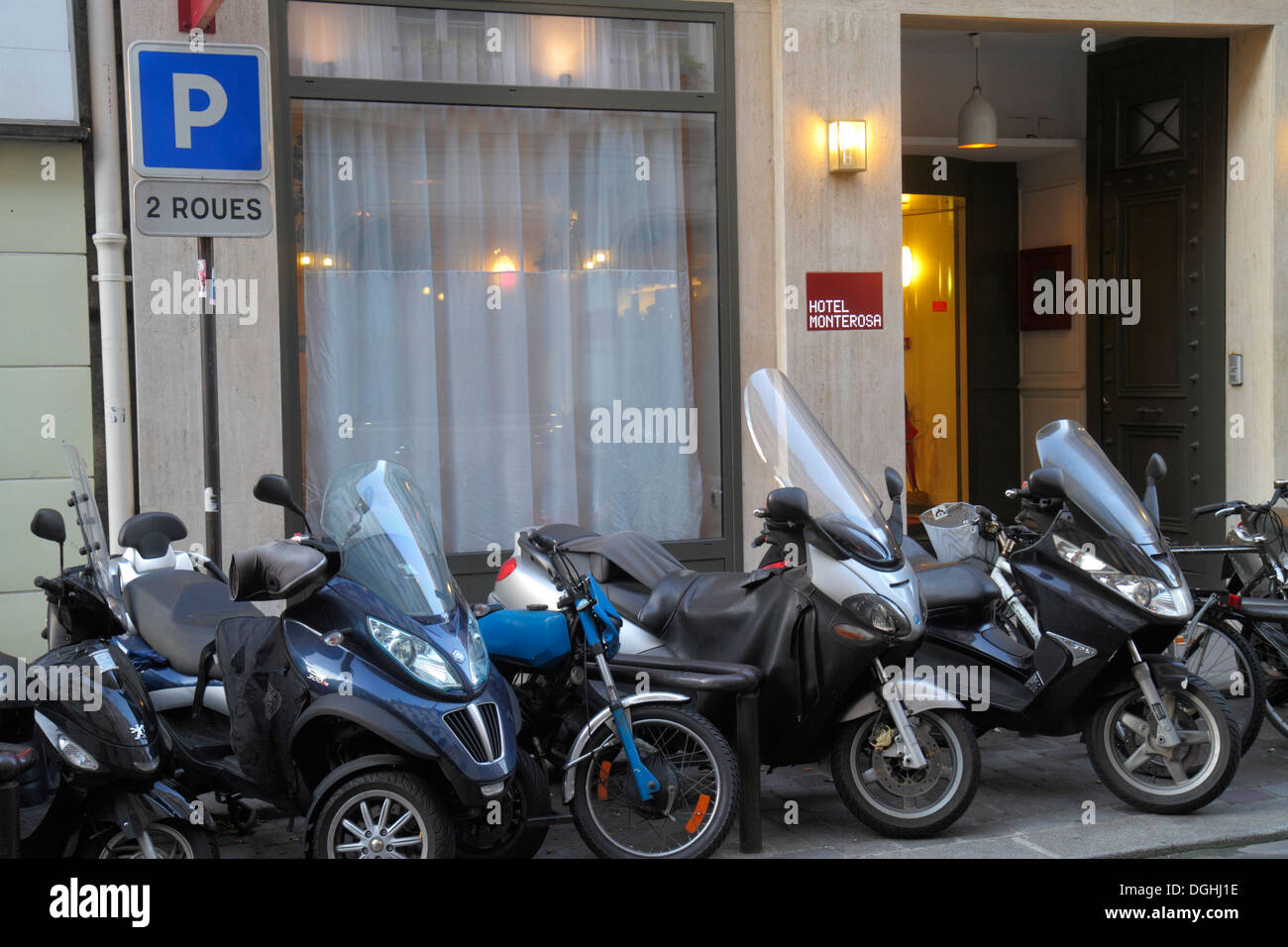 Paris Frankreich, Europa, Frankreich, 9. Arrondissement, Rue la Bruyere, Motorräder, geparkt, Besucher reisen Reisen Tour touristischer Tourismus Wahrzeichen, Kult Stockfoto