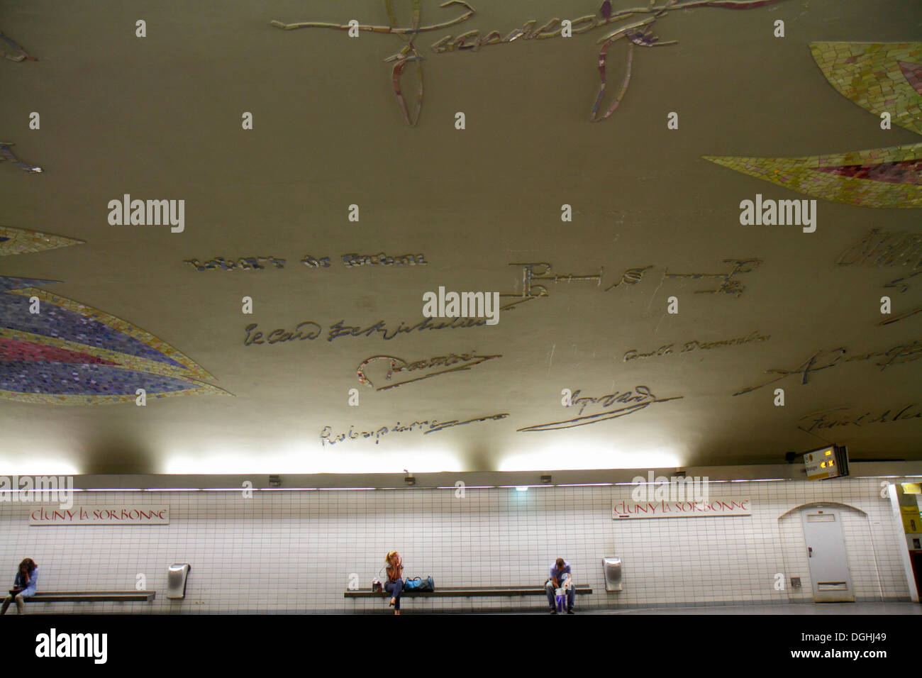 Paris Frankreich, 5. Arrondissement, Bahnhof Cluny La Sorbonne, Linie 10, U-Bahn, Zug, Bahnsteig, gewölbte Decke, Unterschriften, Mosaikfriesenkunst, Frankreich130820013 Stockfoto