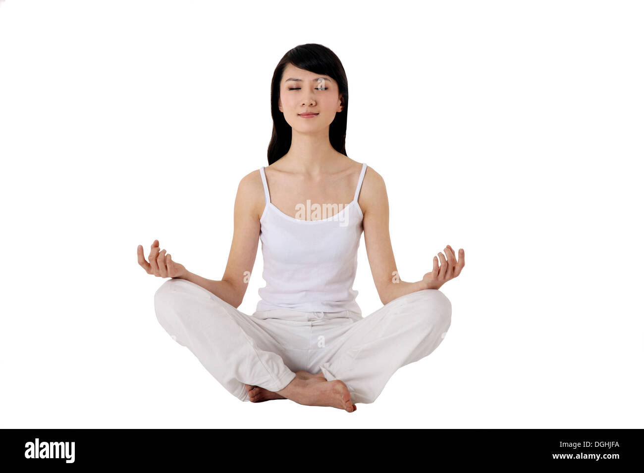 East Asian Woman es gesunden Lebensstil, ostasiatische Dame in weiß auf dem Boden sitzend tun Meditation, Augen schließen Stockfoto