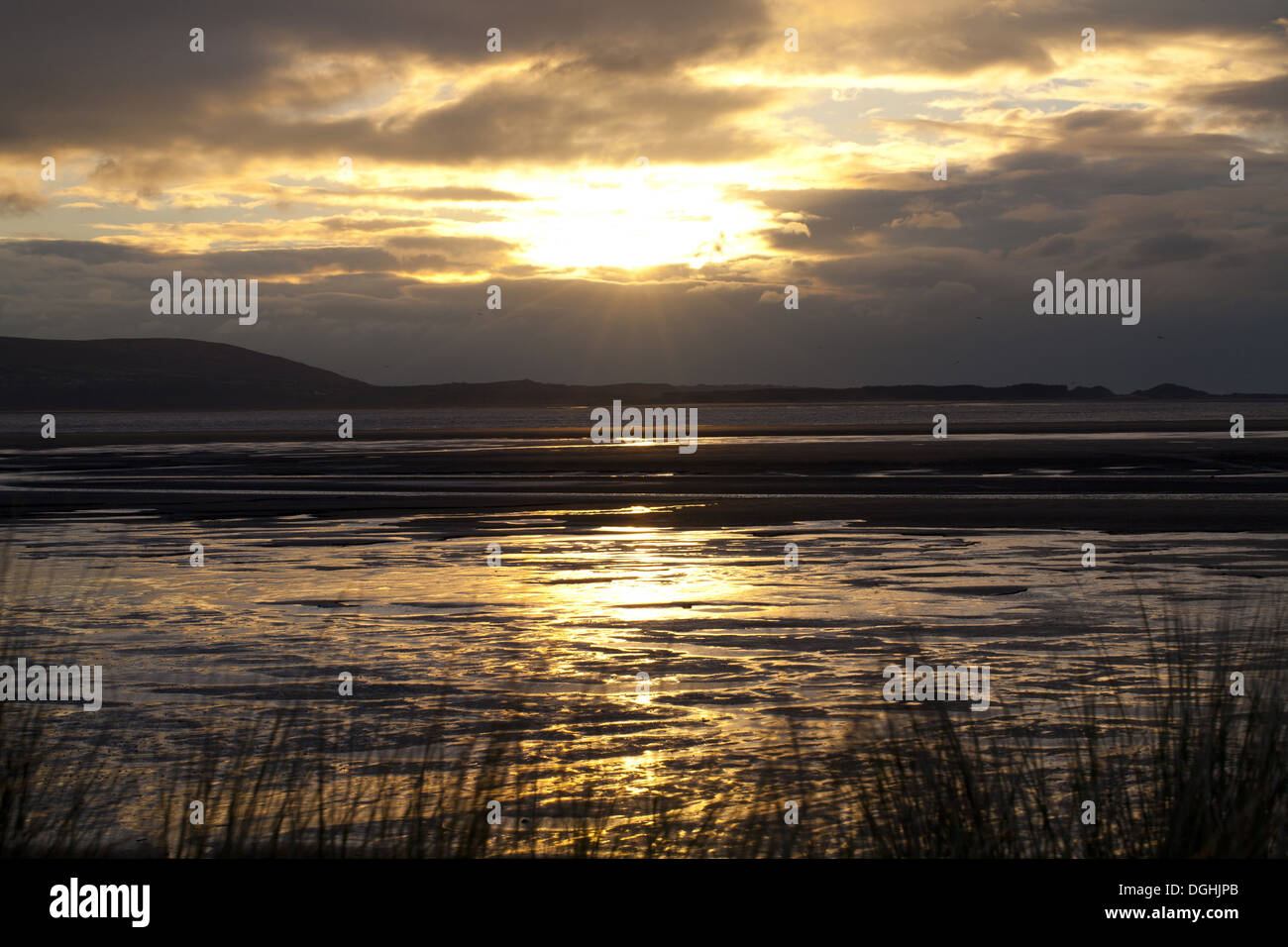 Blick über die Mündung bei Sonnenuntergang, Fluss Loughor aus Llanelli Gower Halbinsel, Carmarthenshire, Wales, Januar Stockfoto