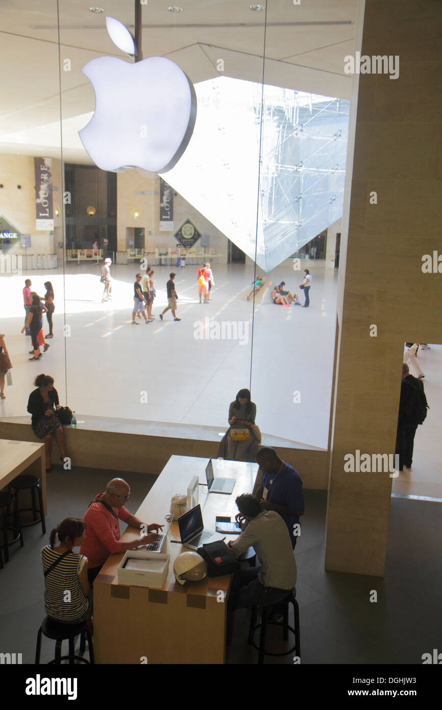 Paris Frankreich,1. Arrondissement,Carrousel Carousel du Louvre U-Bahn-Einkaufszentrum,Apple Store,iPad,Showroom,innen,Kunden,France130820106 Stockfoto