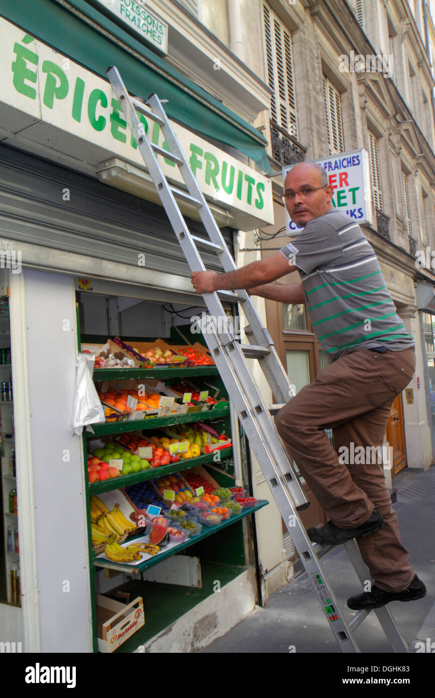 Paris Frankreich, Europa, Französisch, 9. Arrondissement, Rue Jean-Baptiste Pigalle, Erwachsene Erwachsene Männer Männer, Verkaufsstand, Lebensmittelgeschäft, Manager, Bedienungsmitarbeiter Stockfoto