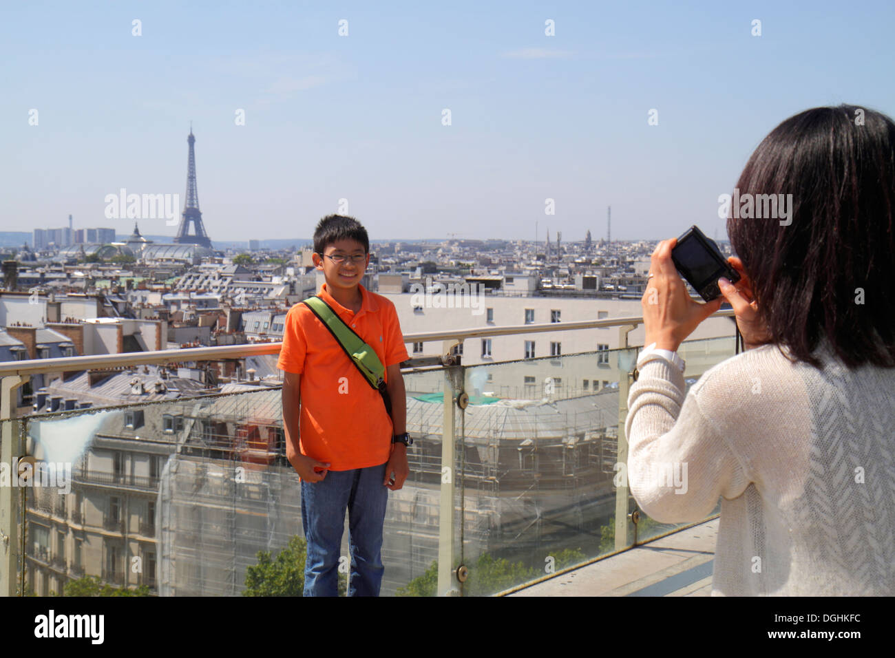 Paris Frankreich, 9. Arrondissement, Boulevard Haussmann, Au Printemps, Kaufhaus, Dachterrasse, Blick auf die Skyline der Stadt, Eiffelturm, asiatischer Junge, männliche K Stockfoto
