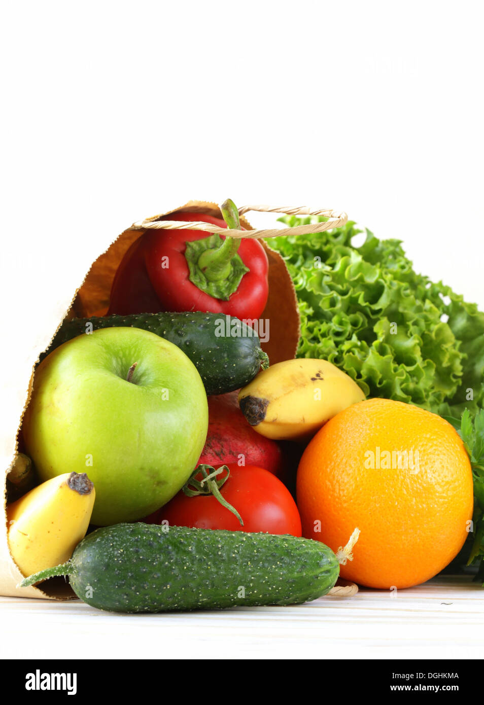 Reihe von verschiedenen Convenience-Food (Gemüse Obst) in eine Papiertüte Stockfoto