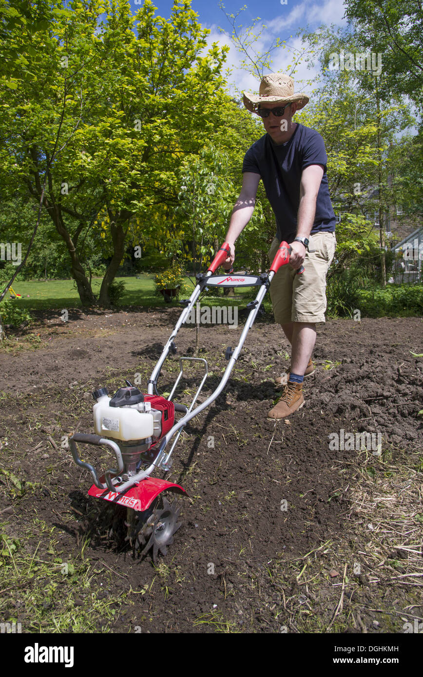 Mann Mit Bodenfrase In Garten Chipping Lancashire England Juni