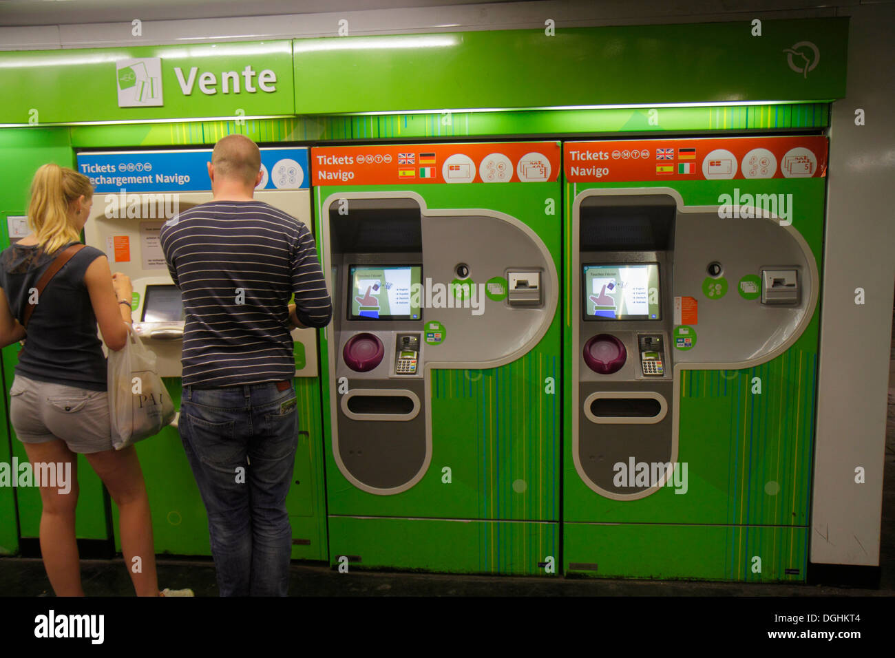 Paris Frankreich, 9. Arrondissement, Metro-Station Havre Caumartin, RER, U-Bahn, Zug, Fahrkartenautomaten, grün, Mann, Männer, Erwachsene, Erwachsene, Frau, Frau, Frau, Frau Stockfoto