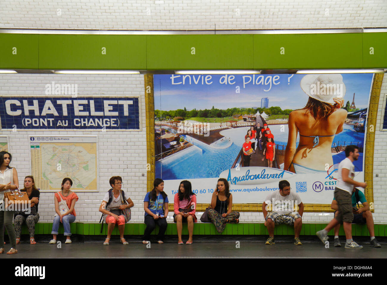 Paris Frankreich, Europa, Frankreich, 1. Arrondissement, Chatelet Metro Station Line 11, Bahnsteig, Fahrer, Passagiere, Fahrer, Reklametafeln Stockfoto