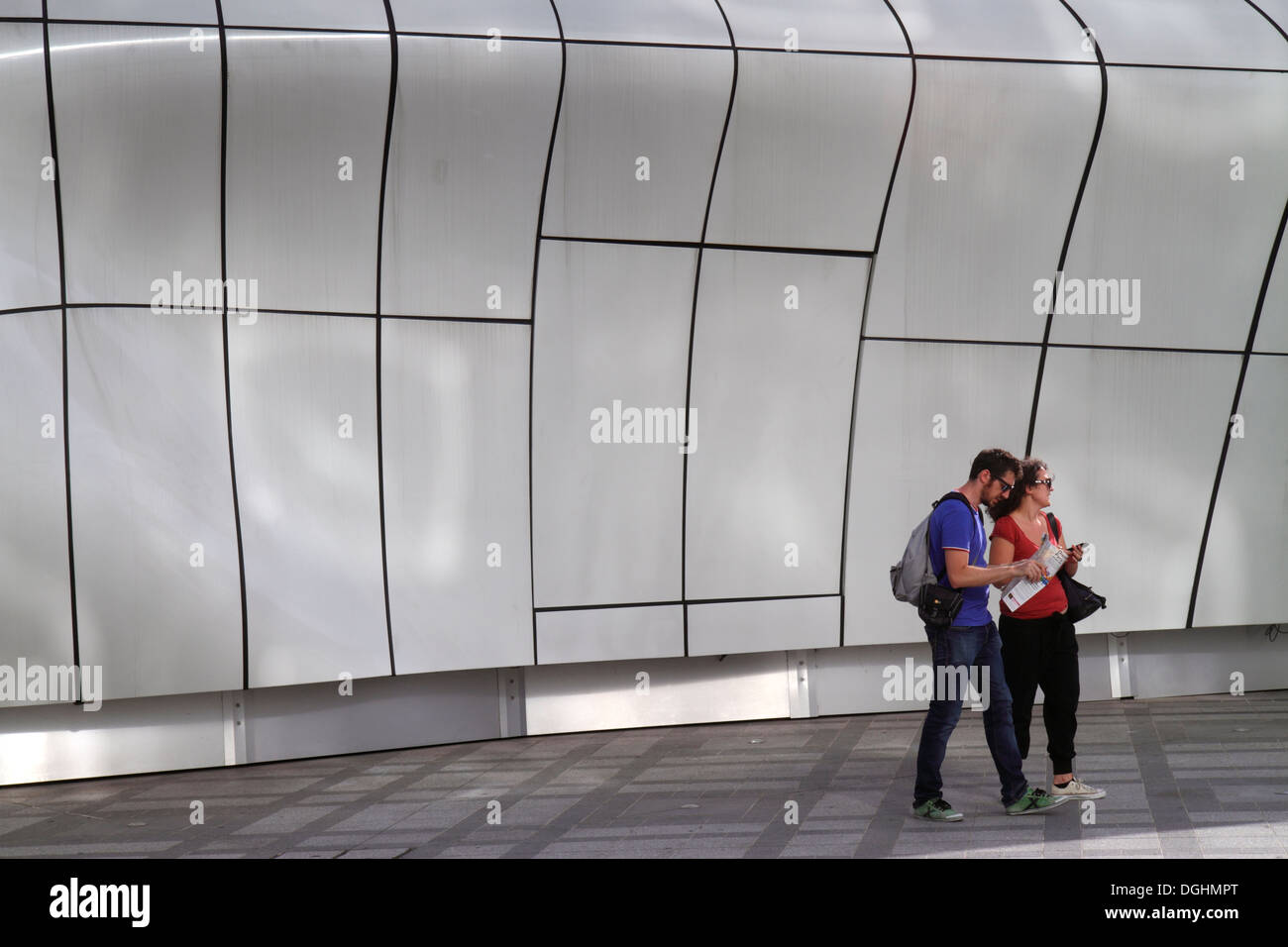 Paris Frankreich,5. Arrondissement,Arab World Institute,AWI,Institut du Monde Arabe,Außenansicht,Mann Männer männlich,Erwachsene,Erwachsene,Frau weibliche Frauen,Paar, Stockfoto
