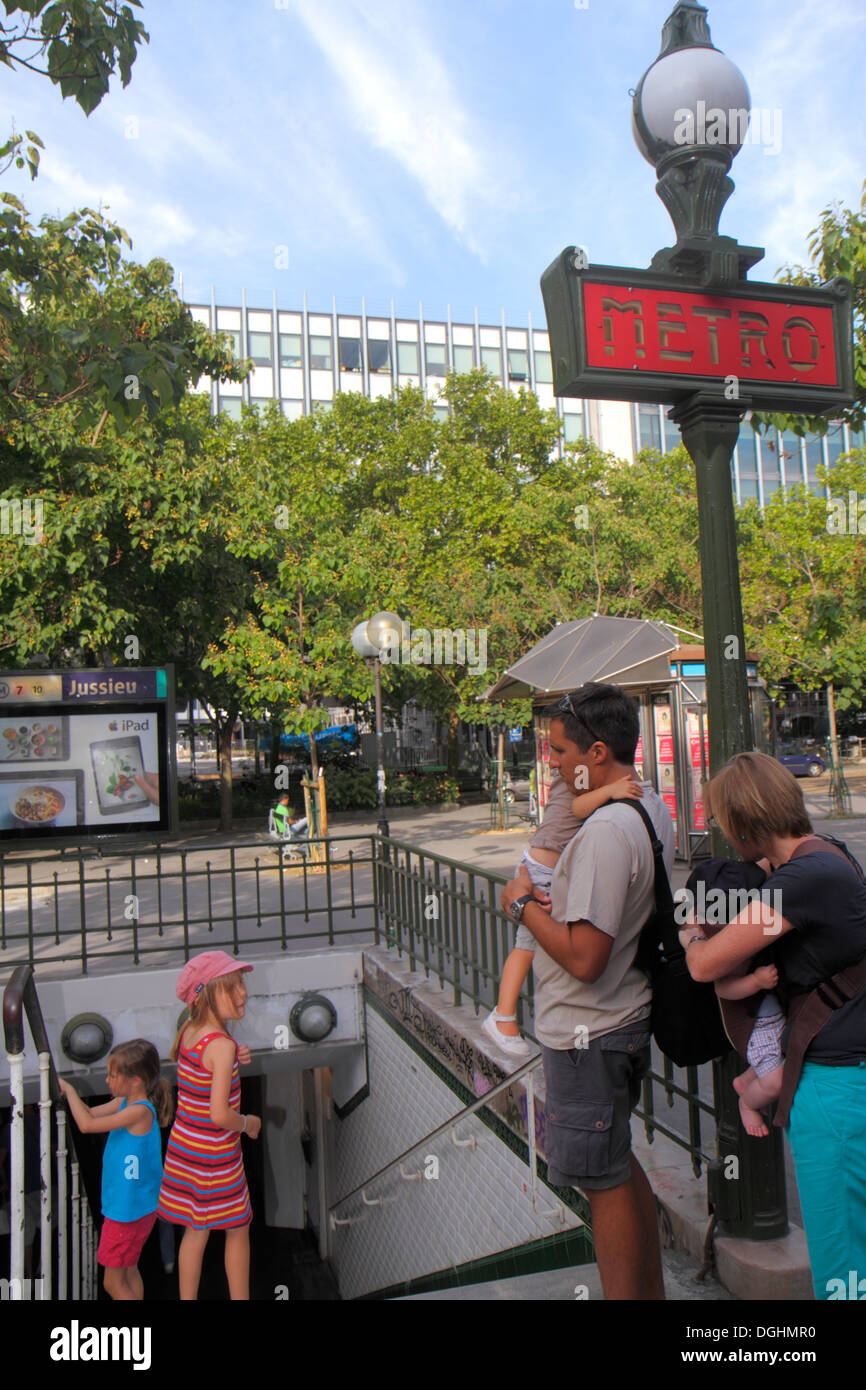 Paris Frankreich, Europa, Frankreich, 5. Arrondissement, U-Bahn-Station Jussieu Linie 7, U-Bahn, Zug, öffentliche Verkehrsmittel, Eingang, Schild, Logo, Vater, Vater, Mutter, Mutter Stockfoto