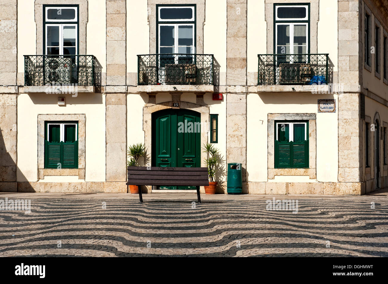 Wellenmuster in Mosaikpflaster in der Platz Praça 5 de Outubro, Rathausplatz, in der Nähe von Cascais, Lissabon, Portugal, Europa Stockfoto