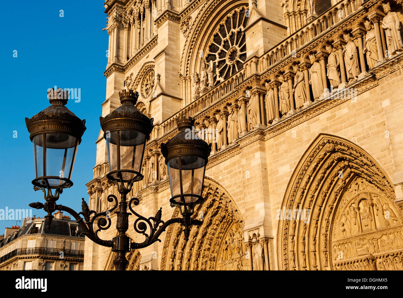 Westfassade oder Hauptfassade der Kathedrale Notre Dame, Paris, Ile de France Region, Frankreich, Europa Stockfoto
