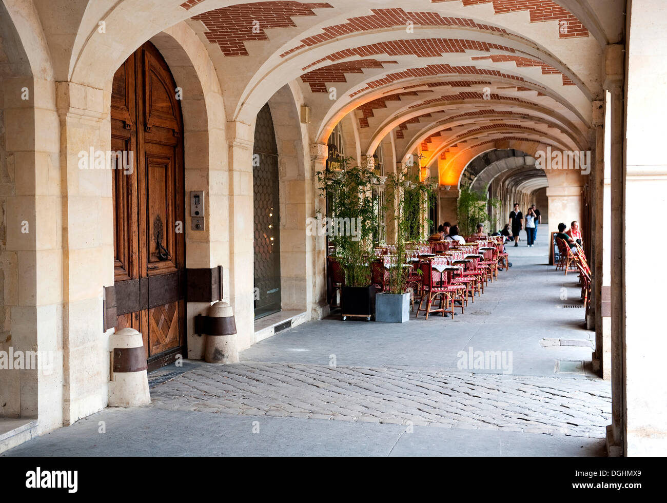 Arcade mit einem Restaurantterrasse auf der Place des Vosges, Viertel Marais, Paris, Ile de France Region, Frankreich, Europa Stockfoto