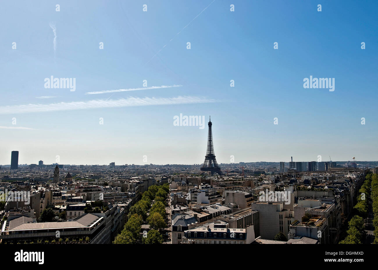 Blick vom Arc de Triomphe auf den Eiffelturm und die Dächer von Paris, Ile de Frankreich Region, Frankreich, Europa Stockfoto