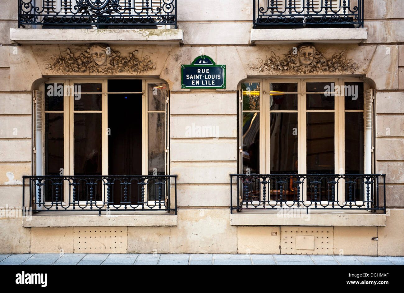 Aufbau der Fassade an der Rue Saint-Louis En l ' Ile auf der Ile de Saint Louis, Paris, Ile de France Region, Frankreich, Europa Stockfoto