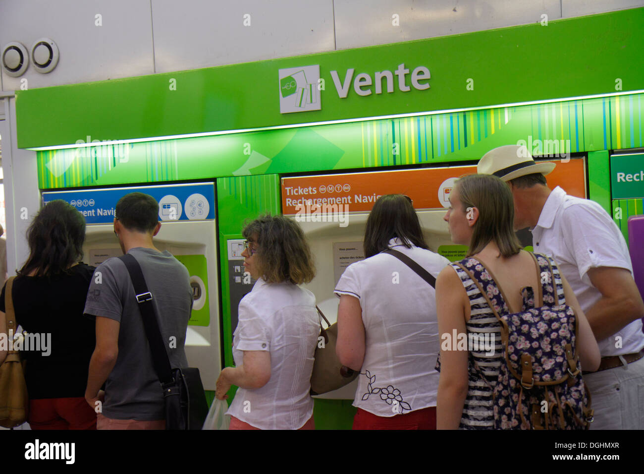 Paris Frankreich, Europa, Französisch, 5. Arrondissement, U-Bahn-Station Jussieu Linie 7, U-Bahn, Zug, öffentliche Verkehrsmittel, Selbstbedienung, Ticket, Verkaufsautomat, Fahrt Stockfoto