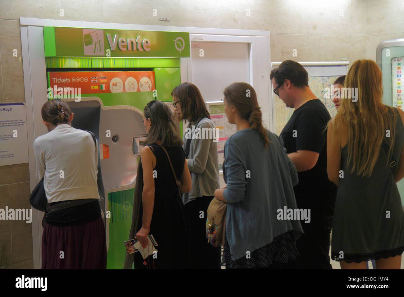 Paris Frankreich, Europa, Französisch, 1. Arrondissement, Palais Royal - Metrostation Musée du Louvre Linie 1 7, U-Bahn, Zug, öffentliche Verkehrsmittel, Selbstbedienung, ti Stockfoto