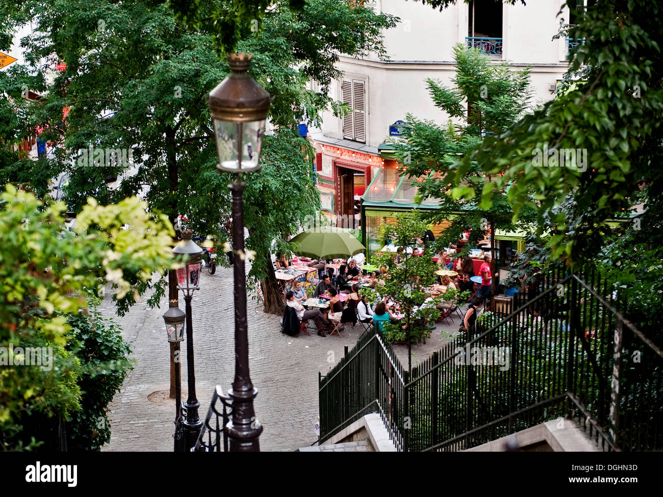 Terrasse eines Restaurants am Fuße der Rue Maurice Utrillo Viertel Montmartre, Paris, Ile de France Region, Frankreich, Europa Stockfoto