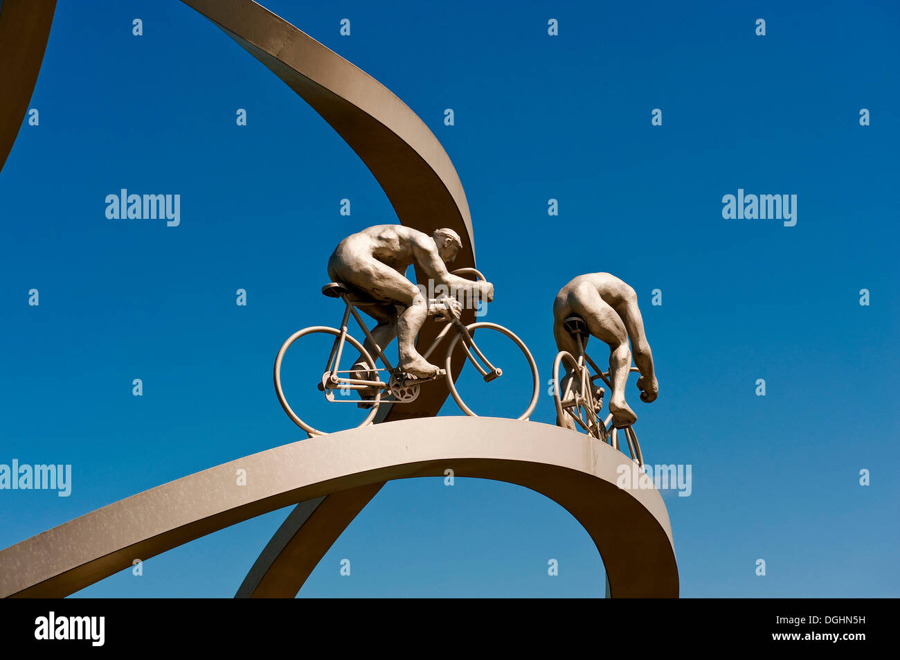 Skulptur "Tour de France Dans Les Pyrénées" von Jean-Bertrand Métais, an der Autobahnraststätte "Pyrenäen" auf des Deux Mers Stockfoto