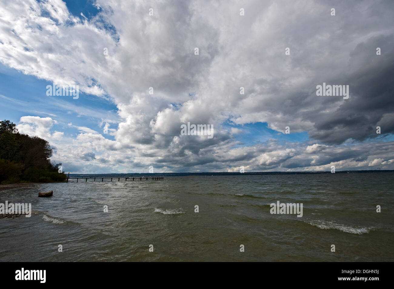 Einem klaren Herbsttag in Herrsching am Ammersee, Ammersee, Fuenfseenland Region, Bayern Stockfoto