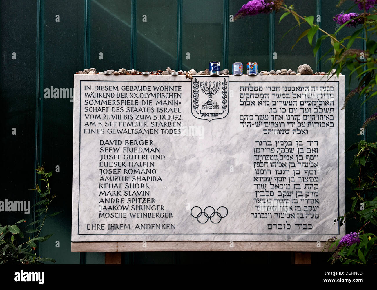 Gedenkstätte für die Opfer des Anschlags auf die israelische Olympia-Mannschaft während der Olympischen Spiele in München 1972, auf Steinen und Stockfoto