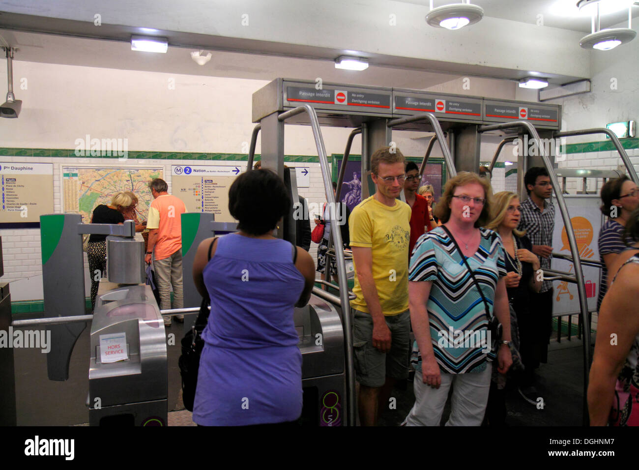 Paris Frankreich, 11. Arrondissement, Palais Royal - U-Bahn-Station Musée du Louvre Linie 1 2 6 9, U-Bahn, Zug, Fahrer, Passagiere Fahrer, Mann m Stockfoto