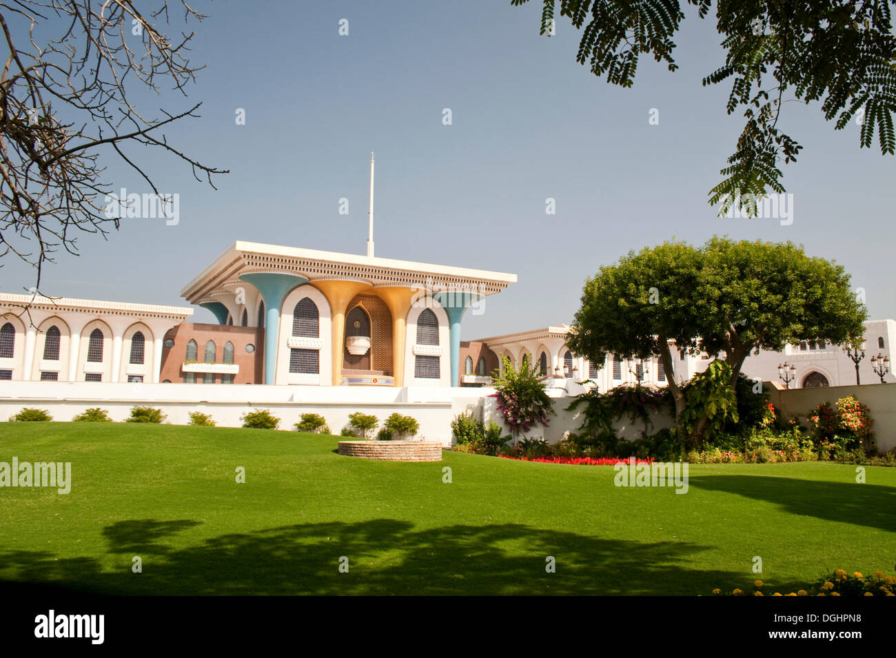 Hauptgebäude der Al Alam Palast, wie von der Seite gesehen, den Garten in Muscat, Oman, Naher Osten Stockfoto