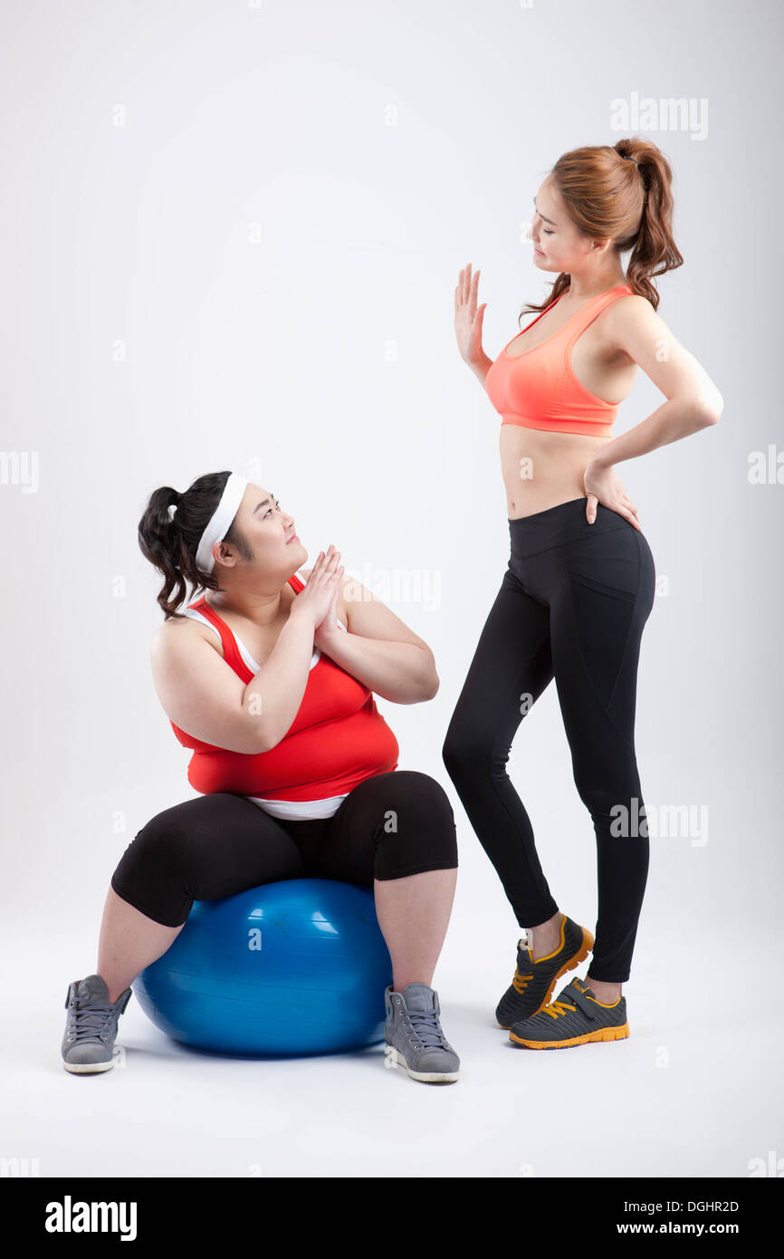 ein dickes Mädchen und ein dünnes Mädchen in Sportkleidung Stockfoto