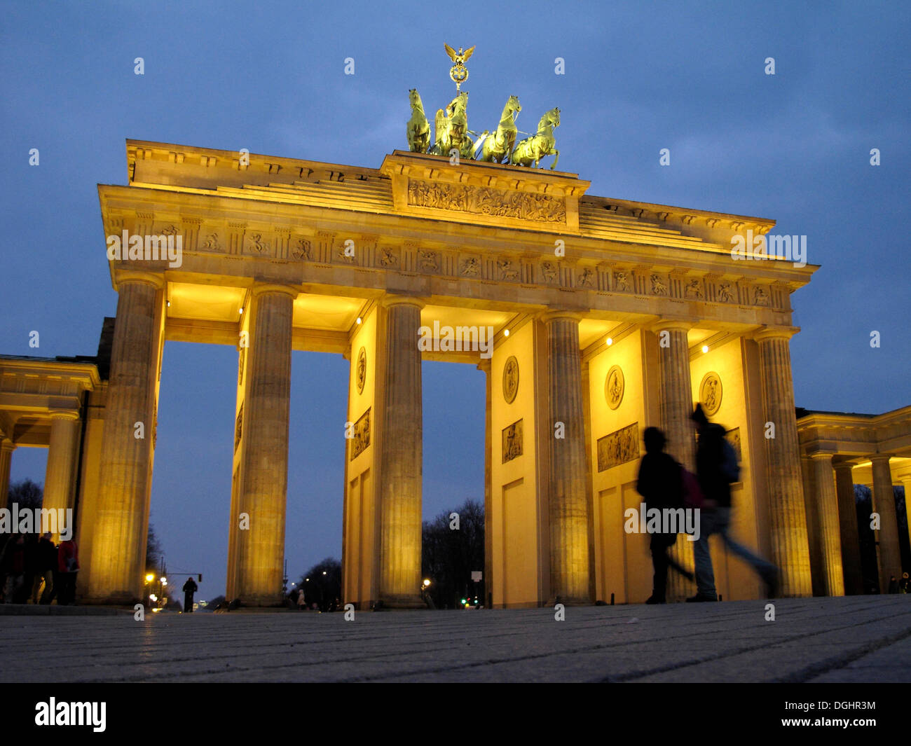 Passanten vor dem Brandenburger Tor in der Abenddämmerung, Berlin Stockfoto