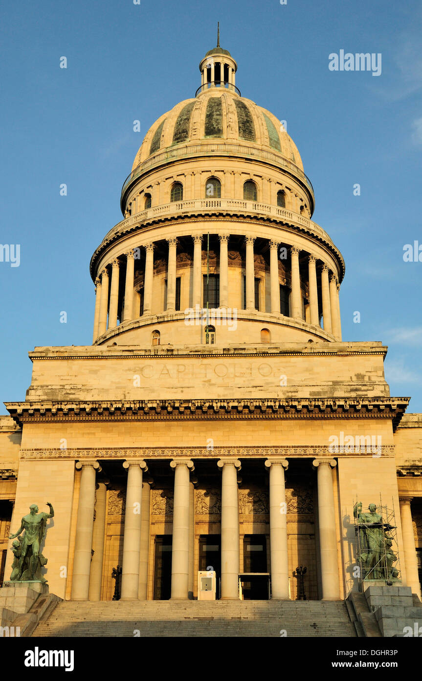 El Capitolio oder National Capitol Building, Heimat der kubanische Akademie der Wissenschaften, an Dämmerung, Havanna, Kuba, Karibik Stockfoto