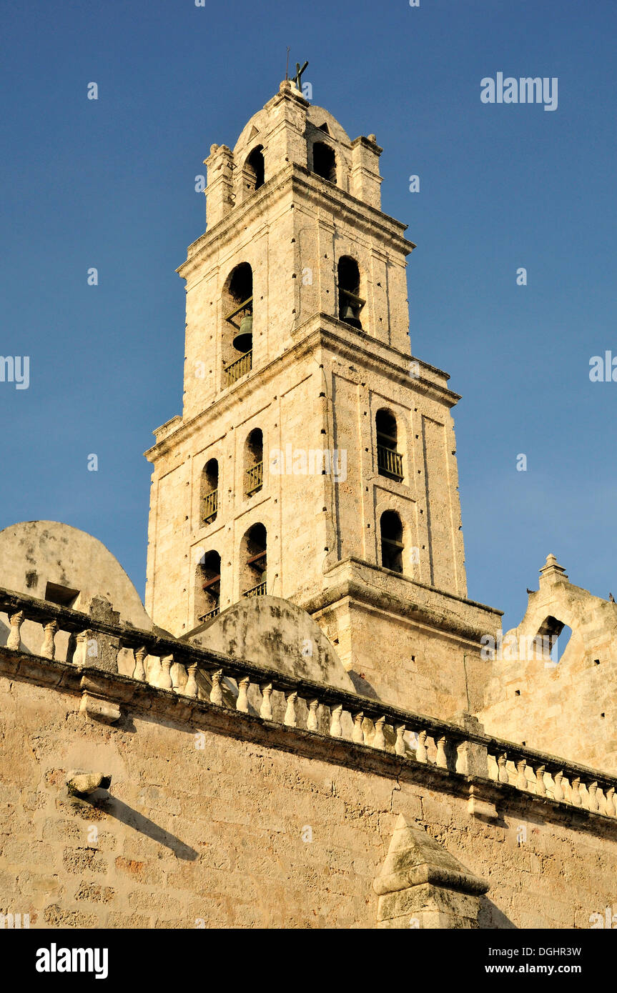 Turm der Basilica de San Francisco de Asis, Altstadt Habana Vieja, UNESCO-Weltkulturerbe, Havanna, Kuba, Caribbean Stockfoto