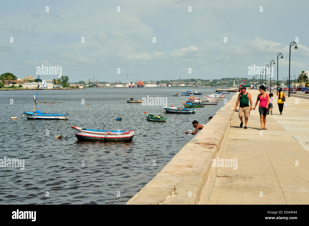 Angelboote/Fischerboote auf dem Vorplatz des Malecon in Havanna, Kuba, Karibik Stockfoto