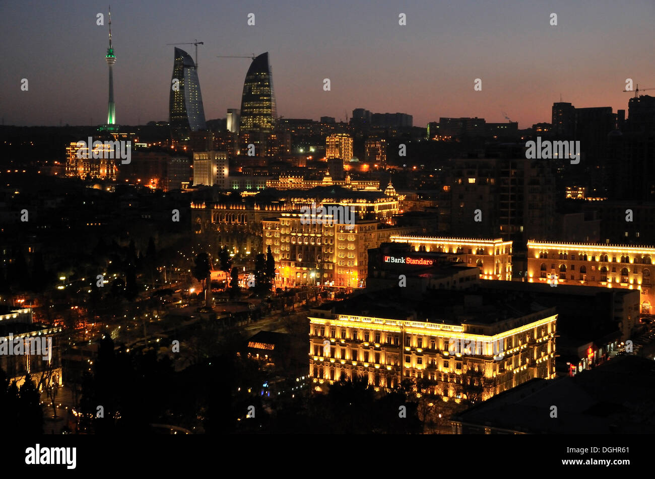 Altstadt von Baku, Dämmerung, UNESCO-Weltkulturerbe, mit der Hochhaus-Türme der drei Türme Flamme Stockfoto
