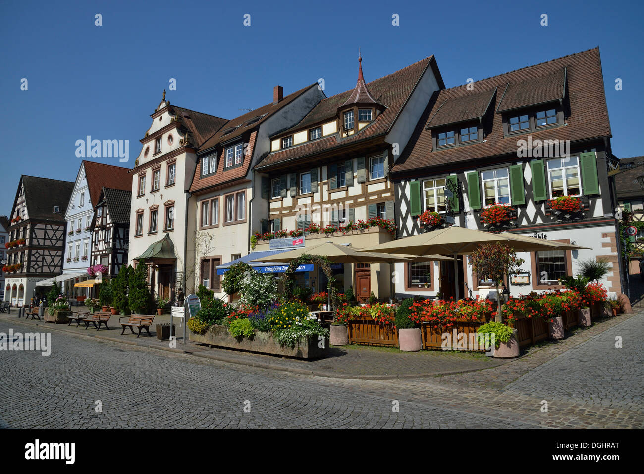 Fassaden der Fachwerkhäuser im historischen Bezirk von Gengenbach, in der Nähe von Offenburg, Schwarzwald, Baden-Württemberg Stockfoto