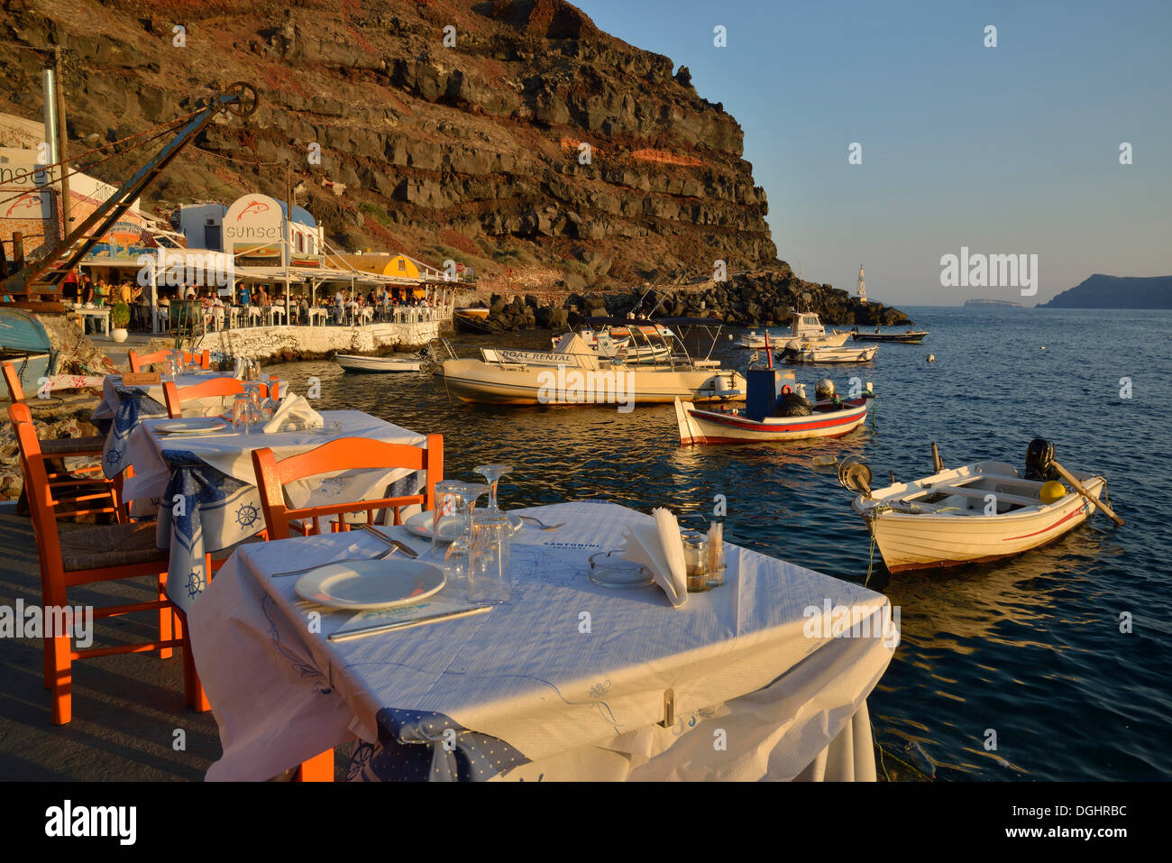 Blick vom Restaurant Katína auf die Fischerboote im Hafen von Ammoúdi, Ammoúdi Bay in der Nähe von Oia, Santorini, Cyclades Stockfoto