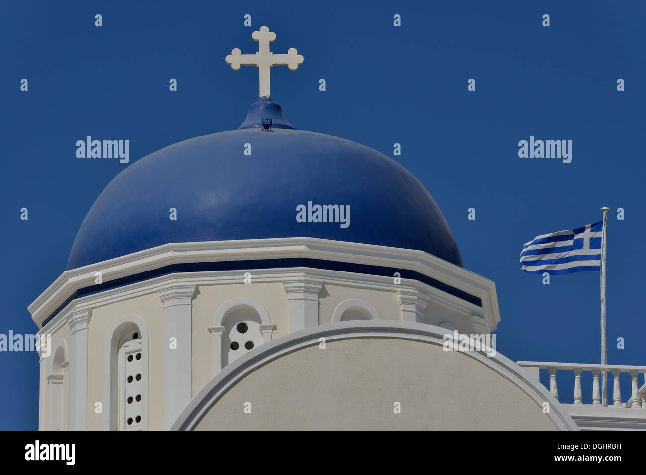 Griechische Flagge neben eine helle blaue Kirchenkuppel, Karterádos, Santorini, Insel Cyclades, Griechisch, Griechenland, Europa Stockfoto