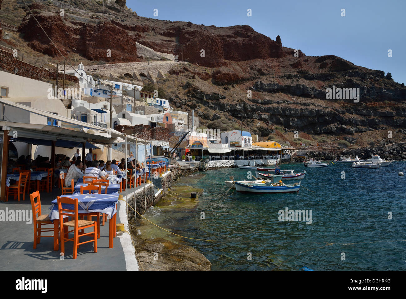 "Katína" Restaurant im Hafen von Ammoúdi in der Nähe von Oia, Santorini, Kykladen, griechische Inseln, Griechenland, Europa Stockfoto