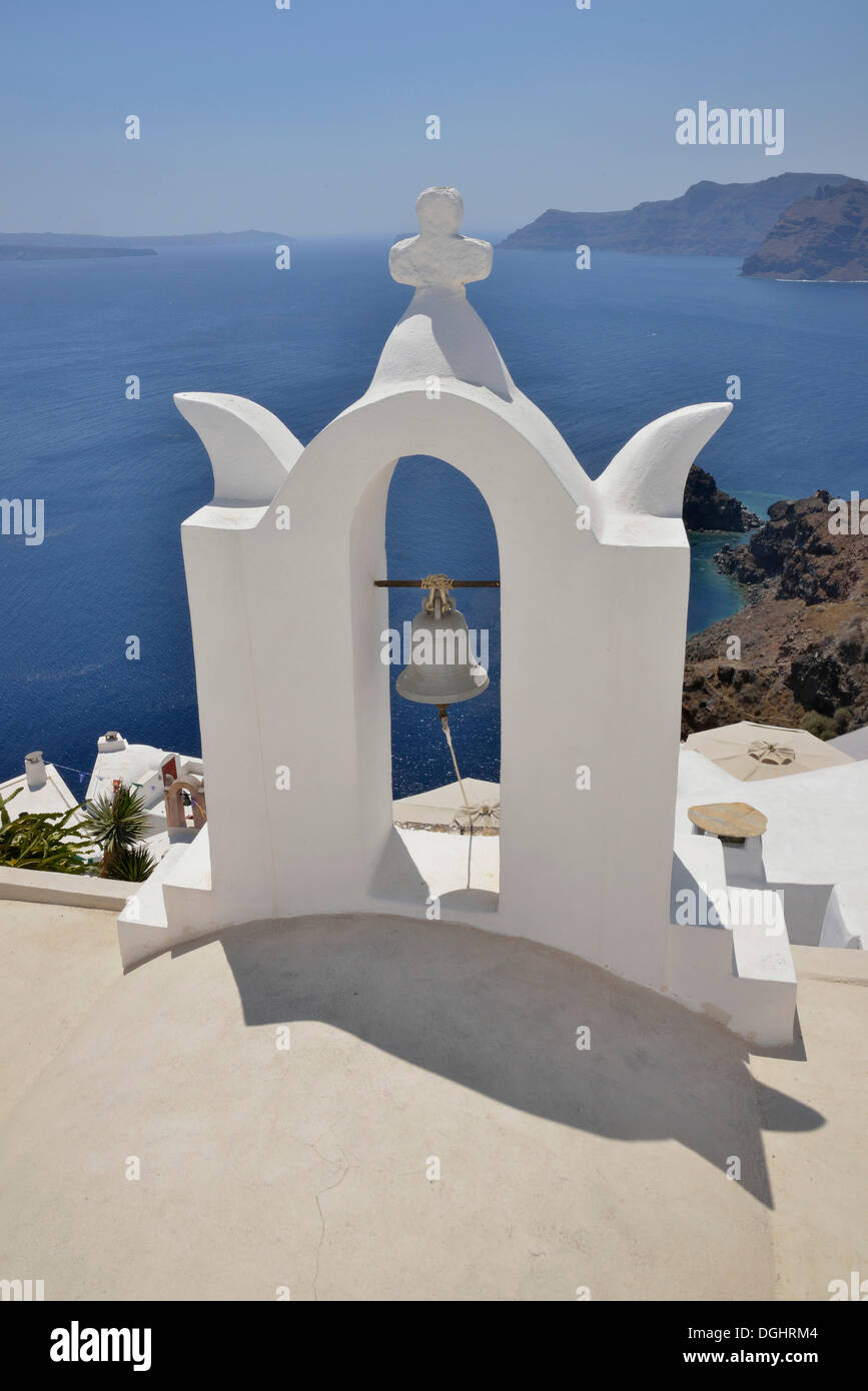 Glockenturm vor der Caldera, Firá, Thira, Santorin, Kykladen, Griechenland Stockfoto